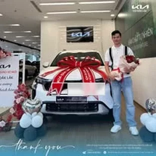 Kia Đắk Lắk - Khách hàng nhận xe sau khi hoàn tất thủ tục.