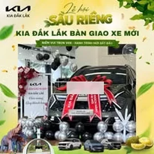 Kia Đắk Lắk - Hỗ trợ khách kiểm tra xe trước khi nhận.